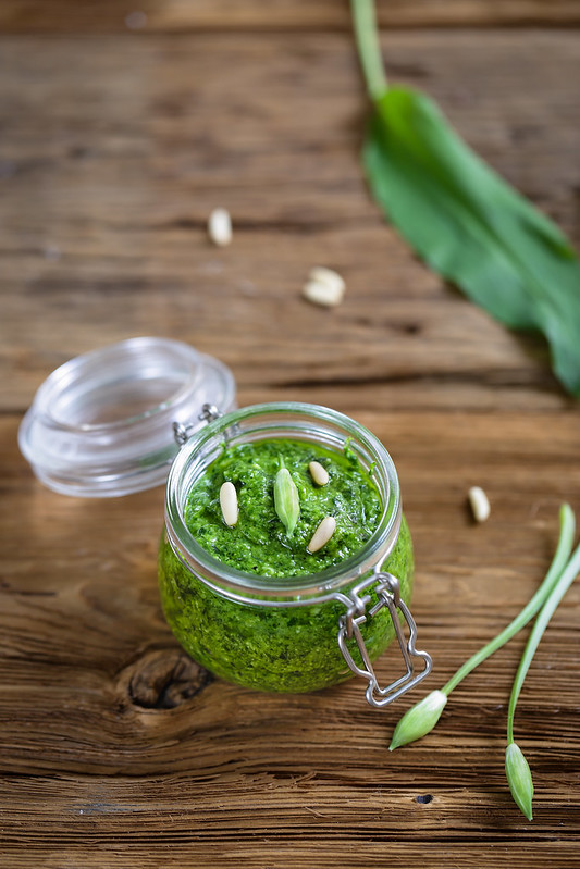 Pesto à l'ail des ours, au Parmesan et à la poudre d'amandes