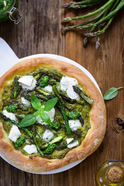 Pizza aux asperges et mozzarella