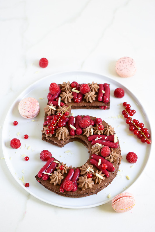 Commandez un gâteau d'anniversaire en forme de chiffre pour l'anniversaire  de votre enfant.