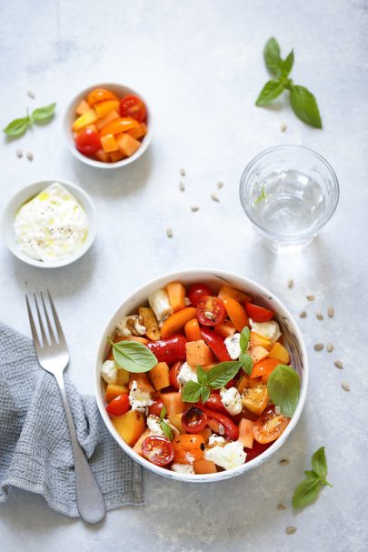 Salade de tomates, pêches, melon et burrata