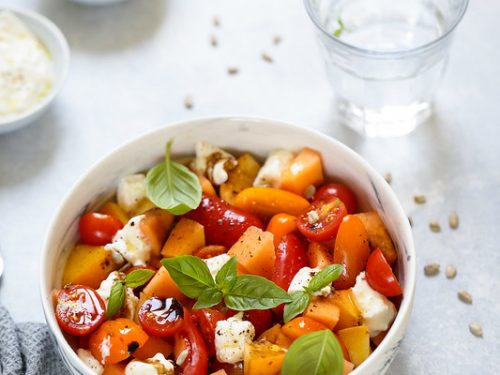 Salade de tomates, pêches, melon et burrata