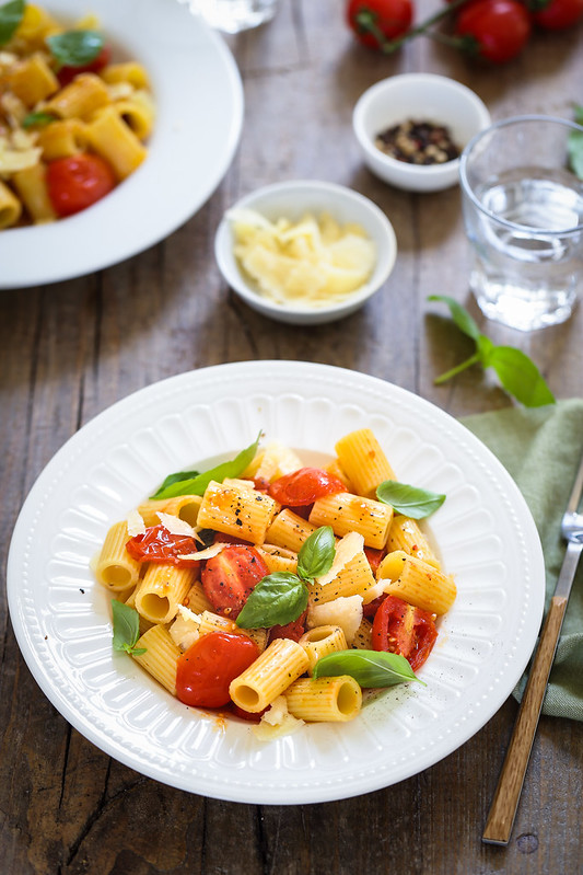 Pâtes aux tomates cerise - Recette italienne - Un déjeuner ...