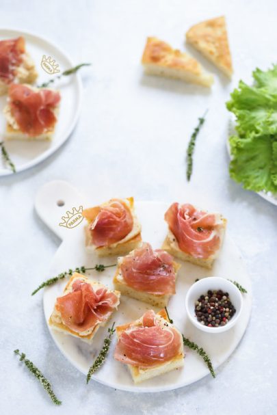 Focaccia, jambon de Parme et crème de céleri-rave