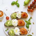 Crostinis ou tartines italiennes au pesto et burrata