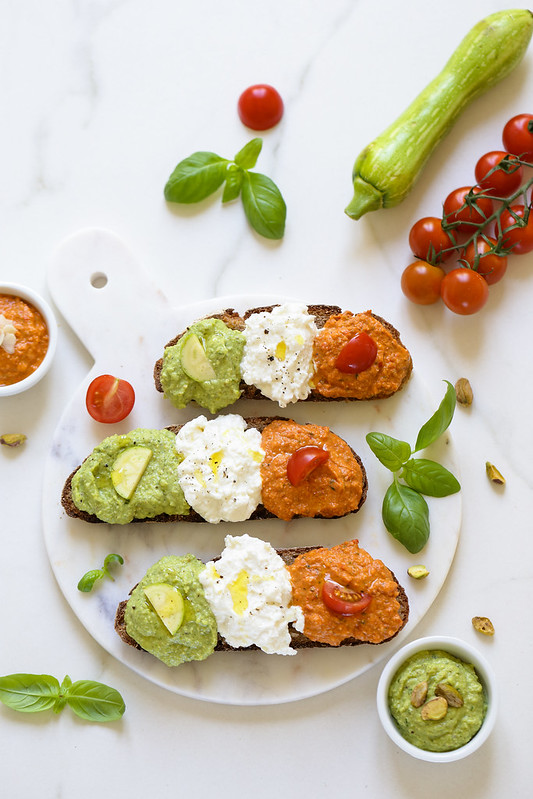 Crostinis ou tartines italiennes au pesto et burrata