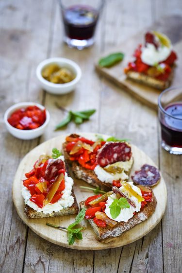 Crostinis ricotta poivrons saucisson recette facile italienne