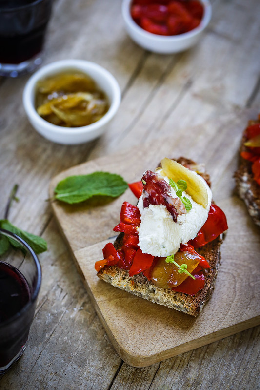 Crostini poivrons ricotta salame antipasti italien