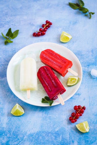Bâtonnets glacés ou paletas à la fraise, citron ou framboise