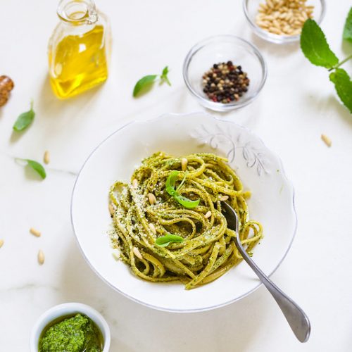 Pâtes au pesto de basilic - Recette italienne et vidéo - Un