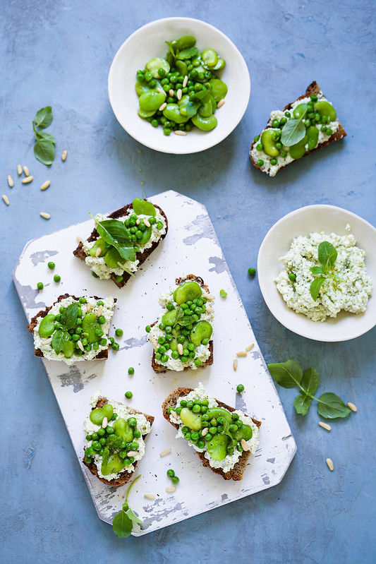 Tartine ricotta petits pois feves recette legre rapide