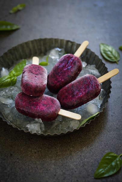 Bâtonnets glacés ou paletas aux myrtilles et aux groseilles
