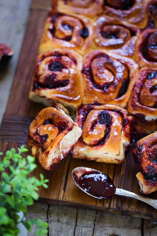 Brioche roulee confiture griottes