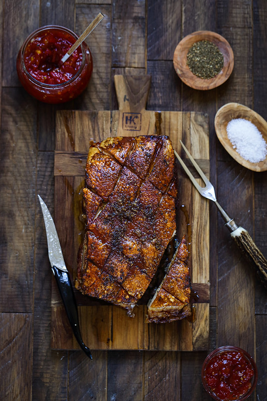 Poitrine porc croustillante rotie herbes