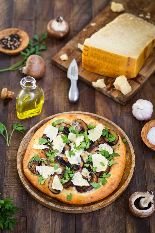 Pizza aux champignons, mozzarella et parmesan - Recette italienne ...