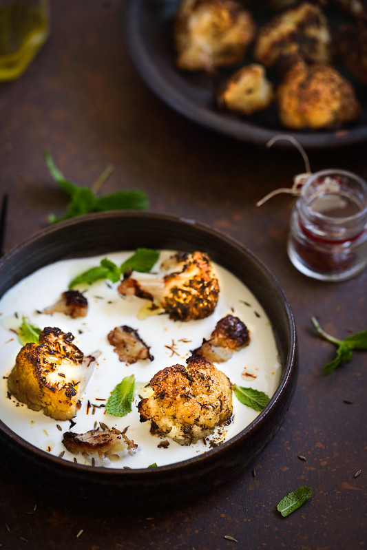 Chou-fleur entier, rôti au four, parfumé au curry