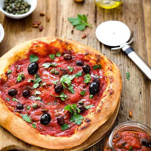 Pizza sauce puttanesca tomates olives recette facile