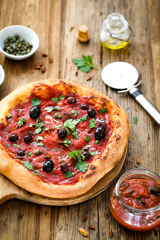 Pizza sauce puttanesca tomates olives recette facile