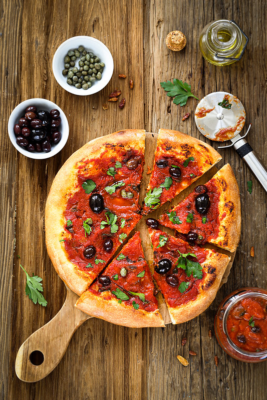 Pizza tomates olives puttanesca recette italienne