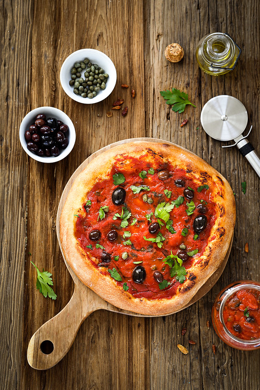 pizza facon puttanesca sauce tomate olives