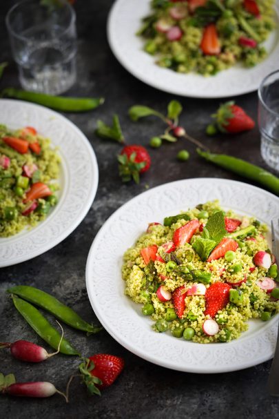 Salade de couscous, asperges, petits pois et fraises