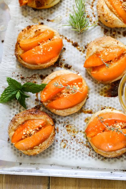 Tarte fine aux abricots et aux noisettes