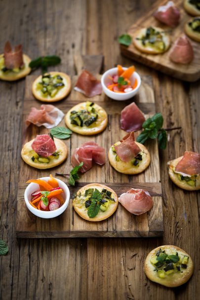Mini pizza aux courgettes, chèvre et jambon de Parme