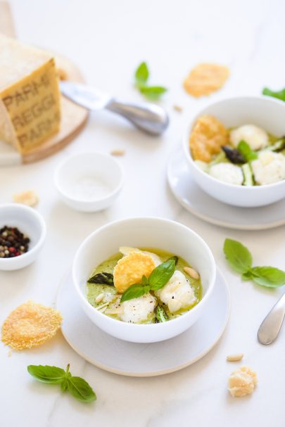 Gnocchis de ricotta, pesto d’asperges et tuiles de parmesan