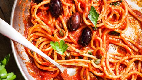 Pâtes sauce puttanesca - Recette italienne et vidéo - Un déjeuner de soleil