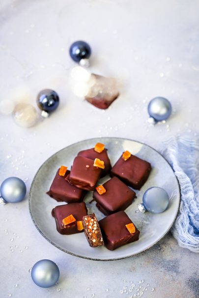 Chocolats maison vegan aux dattes, orange et noisettes