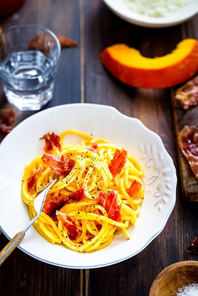 Pâtes à la carbonara de courge et chips de jambon