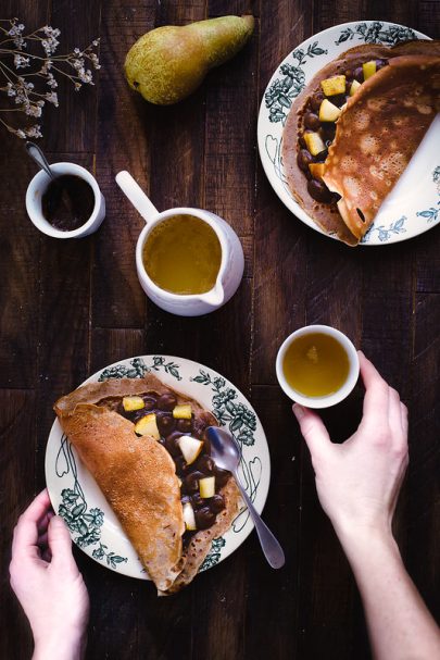 Crêpes à la farine de châtaigne, poire et crème de marrons