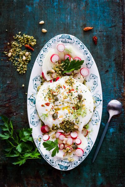 Burrata, chapelure aux herbes et sa salade de fenouil à l’italienne