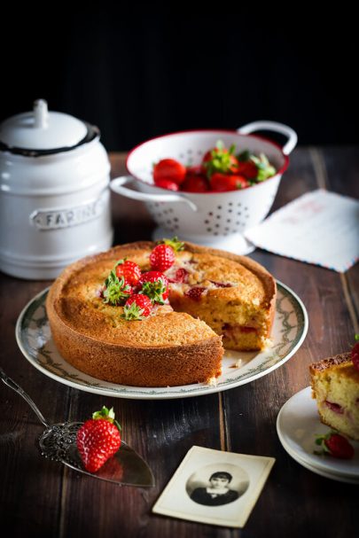 Gâteau au yaourt aux fraises (avec vidéo)