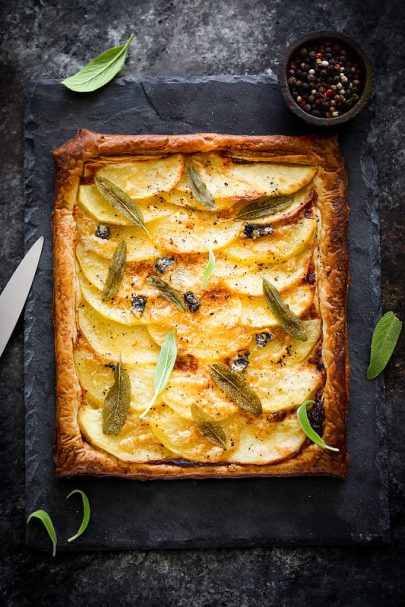 Tarte fine aux pommes de terre et à la sauge