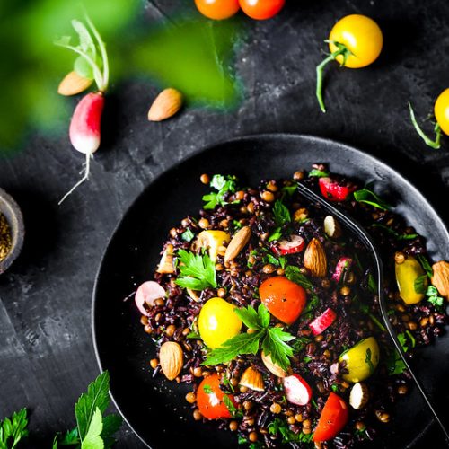 Salade de riz noir au concombre et tomates zébrées vertes de France