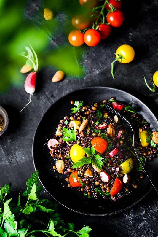 Salade de riz noir, lentilles et tomates - Recette vegan healthy - Un  déjeuner de soleil