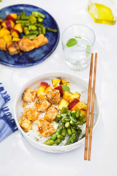 Bowl de saumon, riz, pêches et légumes