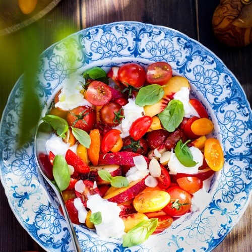 salade tomates pêches burrata