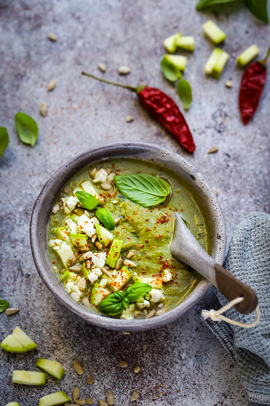 Soupe de courgettes et basilic - Recette légère - Un déjeuner de