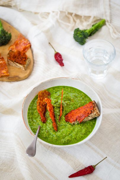 Soupe aux brocolis, pommes de terre, chips de soppressata calabraise et tartine de N’duja