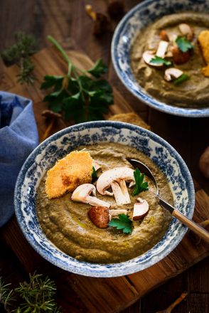 Soupe véloutée de champignons et tuiles de parmesan