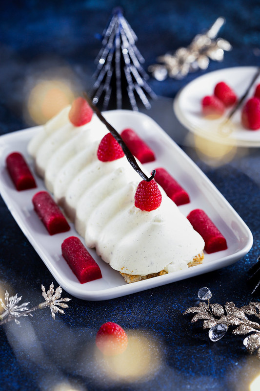 buche du nouvel an aux framboises et chocolat blanc au spray velours 