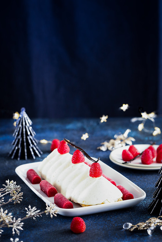 buche du nouvel an aux framboises et chocolat blanc au spray