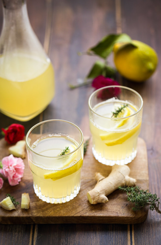 Deux Verres Avec De La Limonade Et Des Ingrédients. Gingembre