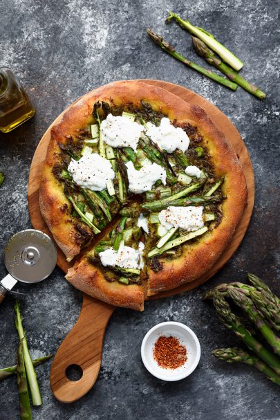 Pizza aux asperges et à la burrata