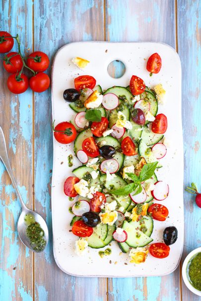 Salade de concombre, tomates et feta rôtie