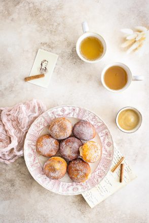 Beignets à la cannelle et compote de pomme