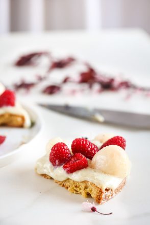 Tarte vanille, rose, litchis et framboises et 16 ans de blog !