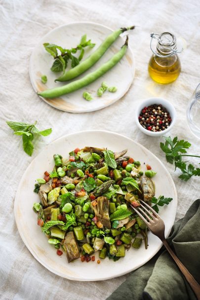 Asperges, artichauts et petits pois sautés. La vignarola romaine