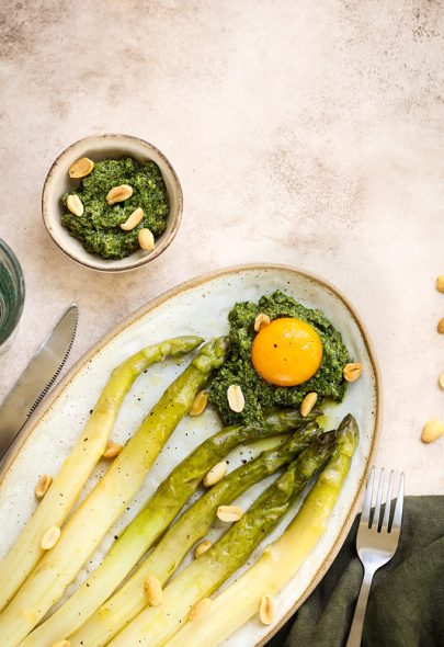Asperges blanches, jaune d’oeuf mariné et pesto